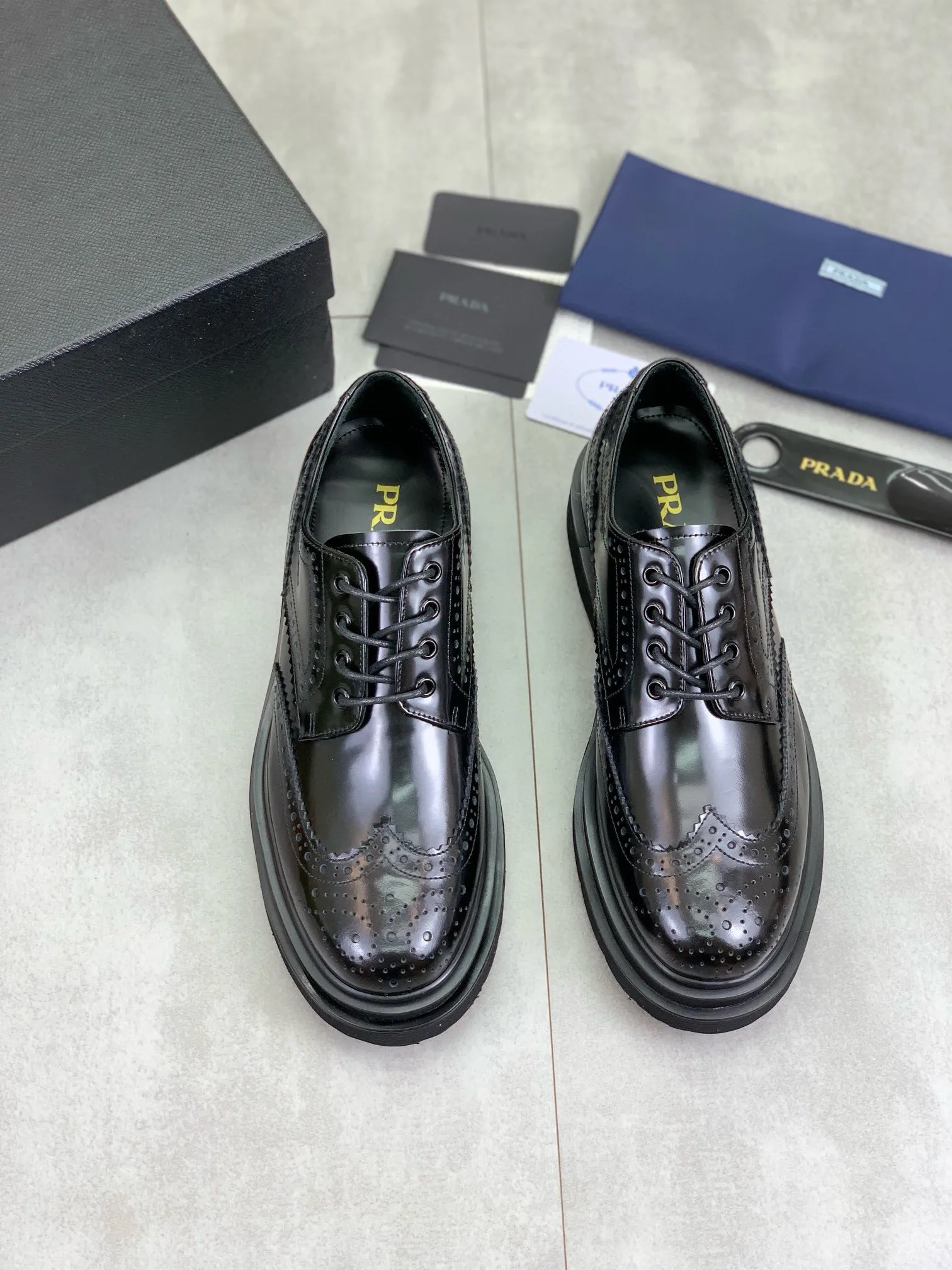 Factory price P880 💰Original quality, top version🔱 ＰＲＡＤＡPrada. Men's business casual leather shoes, top quality products. 1:1 shipment⬆️Luxurious and noble👞All imported original brand fabrics, just to create a more comfortable wearing experience. Upper: Original comfortable open edge bead-rubbed calf leather➕Top imported water-dyed full cow lining, original lightweight and comfortable TPU foam combination bottom✔️Code number: 39-44 (38.45 can be customized)